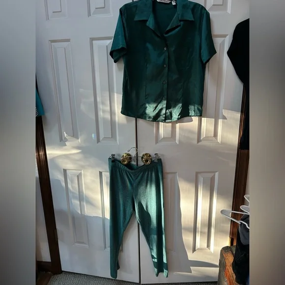 Victoria’s Secret 3 pc:top & shorts (M), PLus  longSerra (L) pants. Kelly Green. - Picture 5 of 8